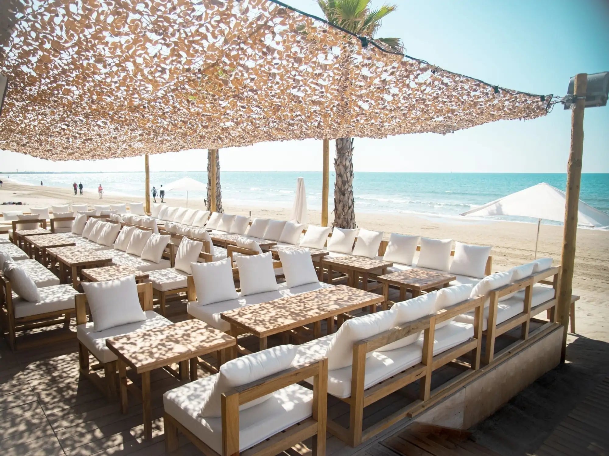 Dosel tejido de beige en lo alto.