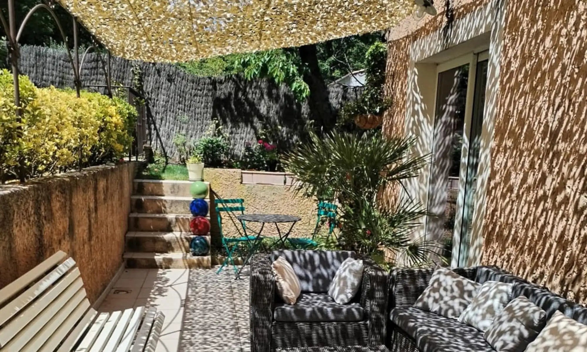 Juego de sofás de exterior tejidos en blanco y negro con patrón